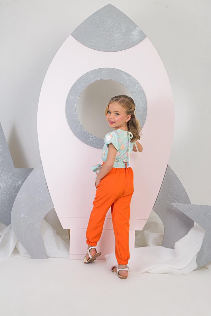 Conjunto blusa verde e calça laranja